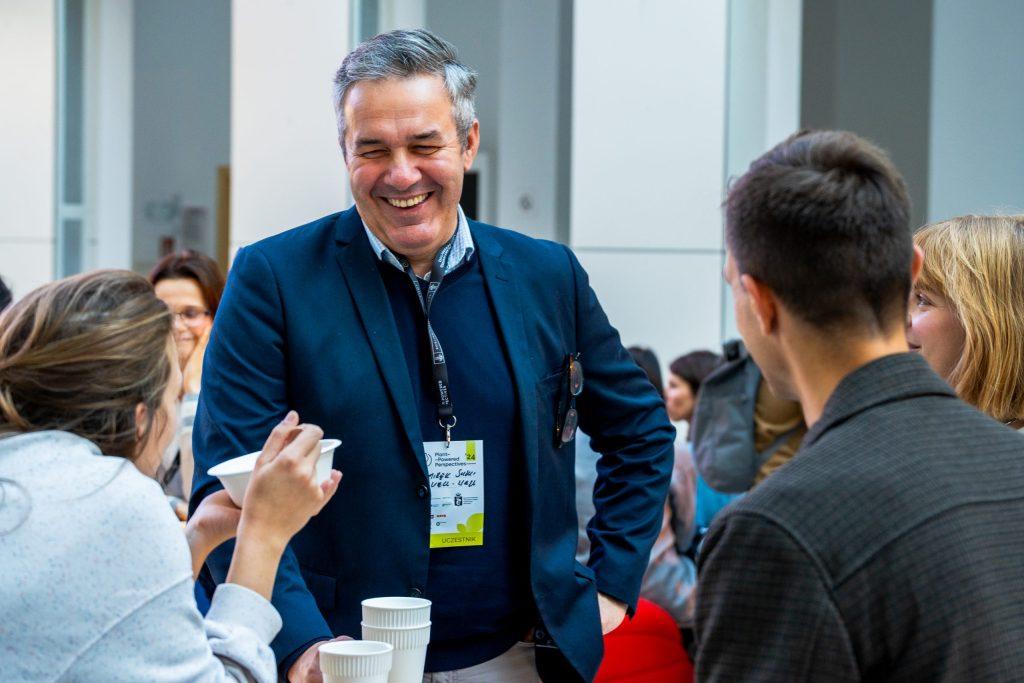Uczestnicy konferencji Plant-Powered Perspectives rozmawiajÄ
 na przerwie kawowej