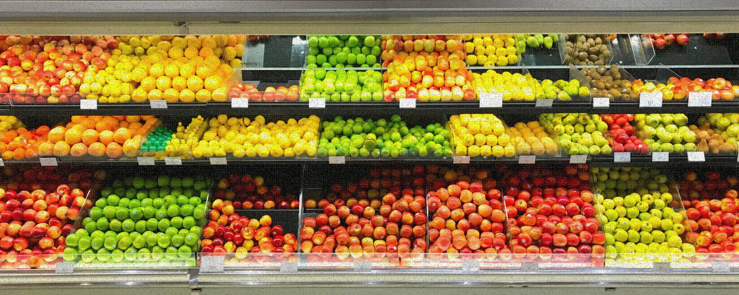 półka sklepowa z owocami